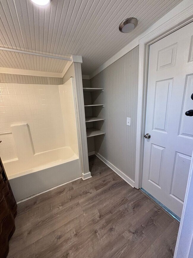 Building Photo - 2 bed 1 bath