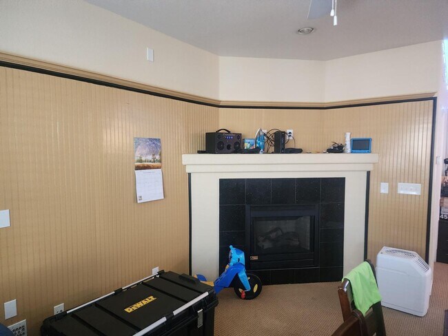 Building Photo - Spacious Townhome with Gorgeous Views & Th...