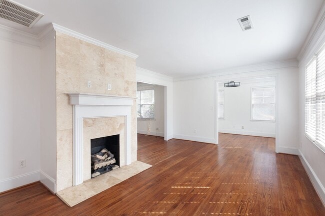 Building Photo - Updated 3/2 Bungalow w/ Large Backyard & M...