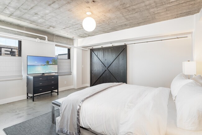 Building Photo - Penthouse