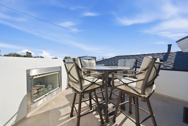 Building Photo - Light-Filled Furnished Townhouse with Rooftop Deck in Corona del Mar