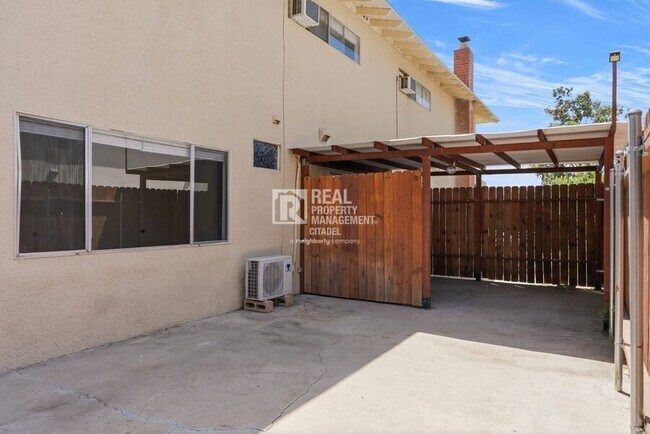 Building Photo - 3009 Canyon Crest Dr