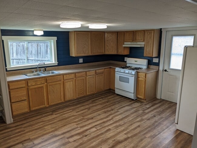 Building Photo - 3 Bed 2 Bath House Near Downtown Belgrade - Dogs Negotiable!