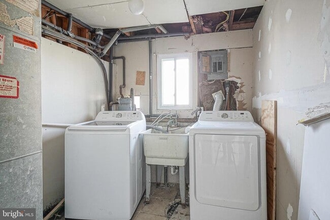 Building Photo - 220 College Dr