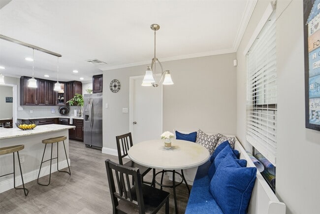 Building Photo - 1306 Carriage Dr