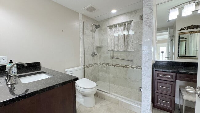 Building Photo - 404 S Beach St