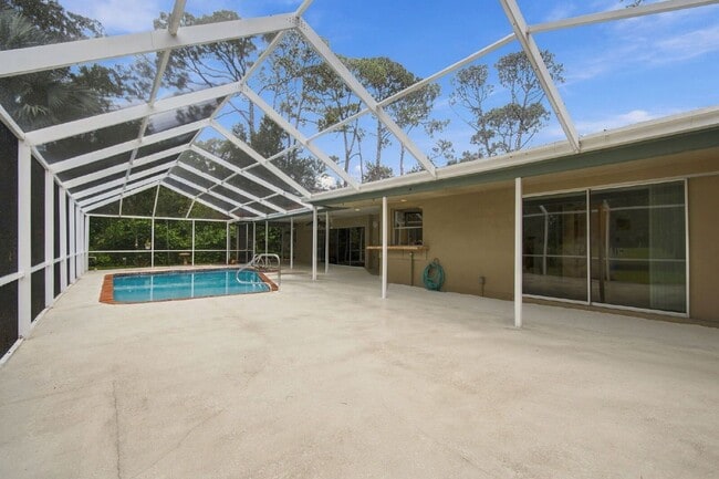 Building Photo - 1257 Fairway Cir S