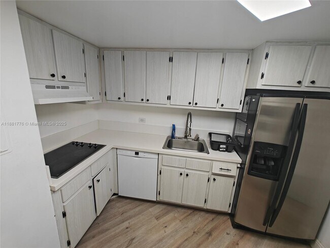 Building Photo - 905 Brickell Bay Dr