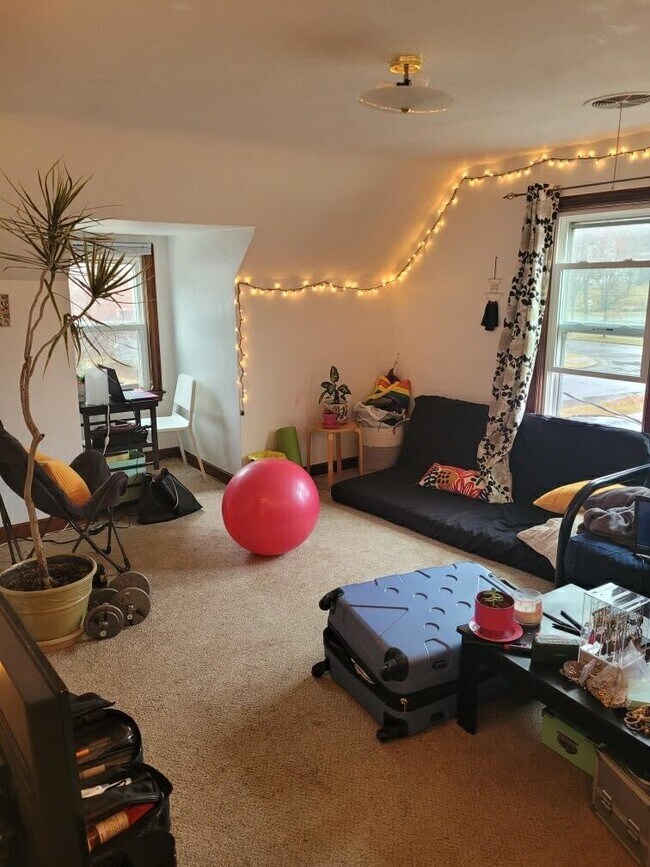Building Photo - 1 Bedroom, 1 Bathroom Upper Duplex in Thir...