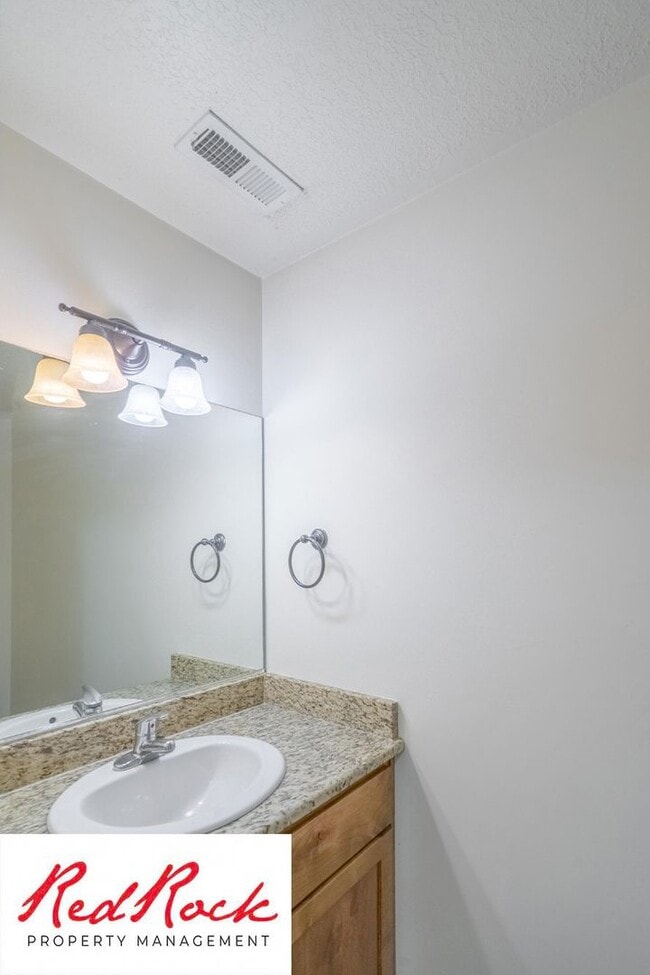 Building Photo - Charming 3 Bedroom Townhome with INTERNET INCLUDED & Dog-Friendly!