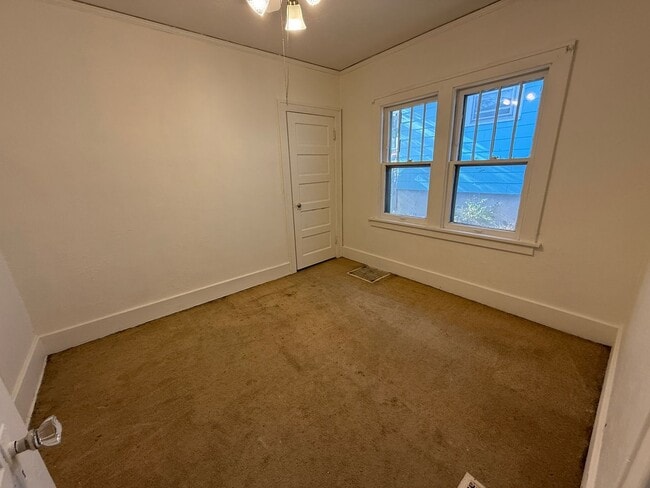 Building Photo - $900 - 2 Bed 1 Bath House