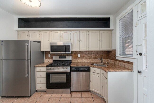 Building Photo - 3-Bedroom, 1.5 Bathroom Home in Belair-Edison