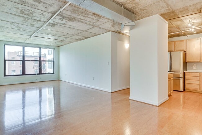Building Photo - Modern 3 Bed 2 bath condo WITH 2 PARKING S...