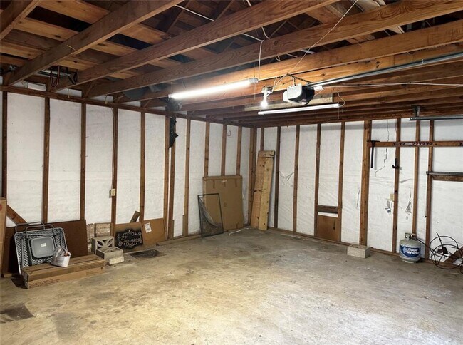 Building Photo - 17406 Spicewood Springs Ln