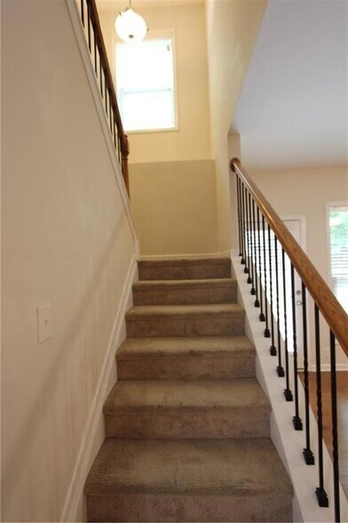 Building Photo - 2132 Greencrest Cir