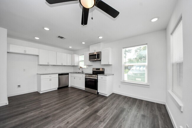 Building Photo - 8125 Laura Koppe Rd