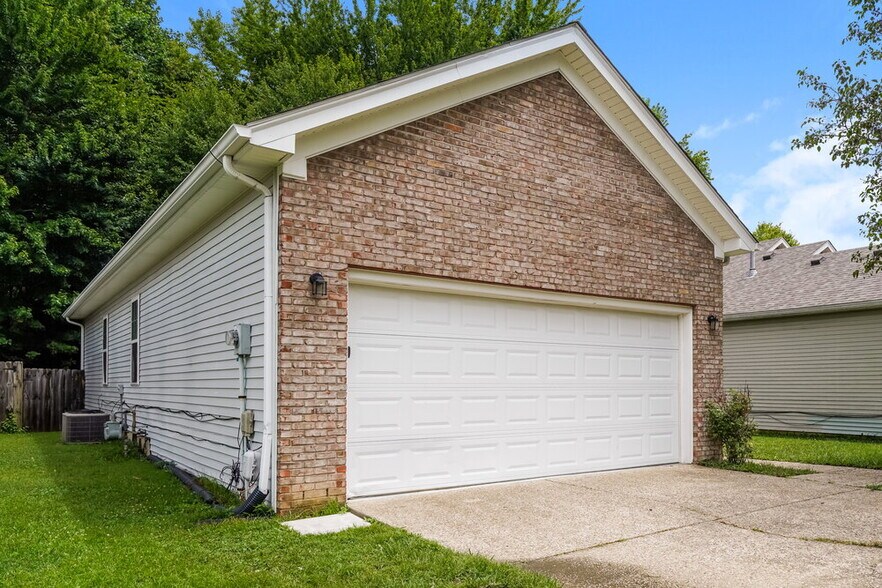 Building Photo - 11111 Meadow Chase Ct