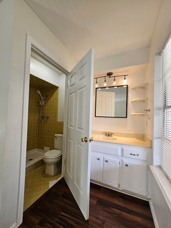 Building Photo - (3) Bed/(2) Bath Avail NOW! Oakhurst Addition!