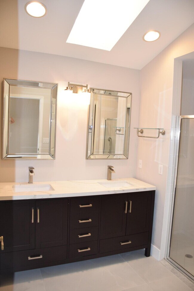 Building Photo - 210 Canterbury Dr W