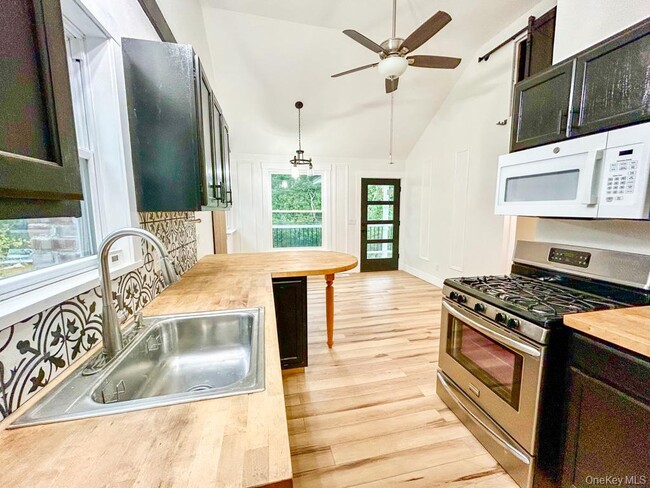 Building Photo - 765 Meadow Rd