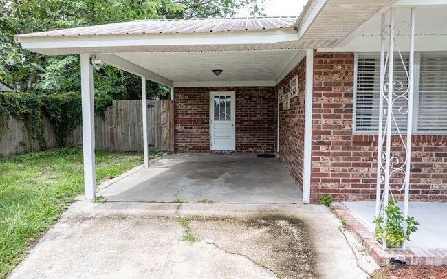 Building Photo - 1155 SE Magnolia Loop