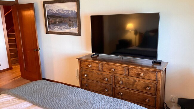 Building Photo - Furnished Lakefront home with amazing Lakeviews