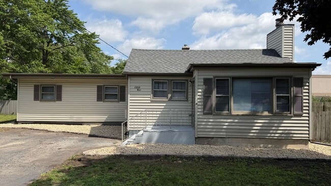 Building Photo - 1212 E 39th Pl