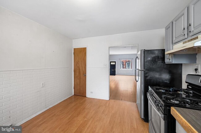 Building Photo - 113 S Curley St