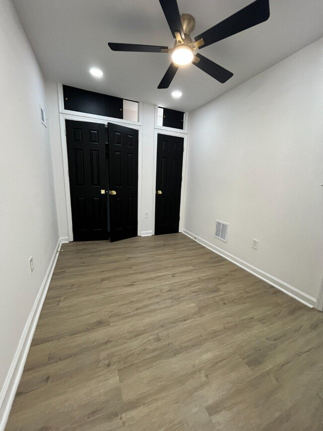 Building Photo - 5856 Walton Ave