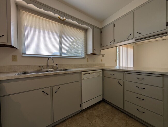 Building Photo - Great 2 bed/1.5 bath townhome in Springfield