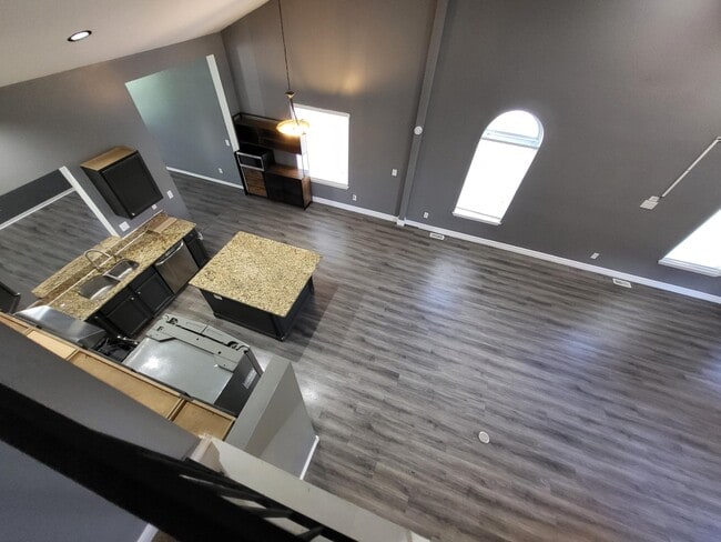 Building Photo - 7851 Thornhill Dr