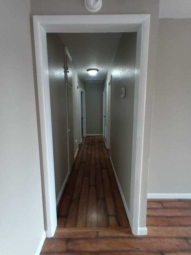 Building Photo - Cute 3 Bed or 2 bed and office