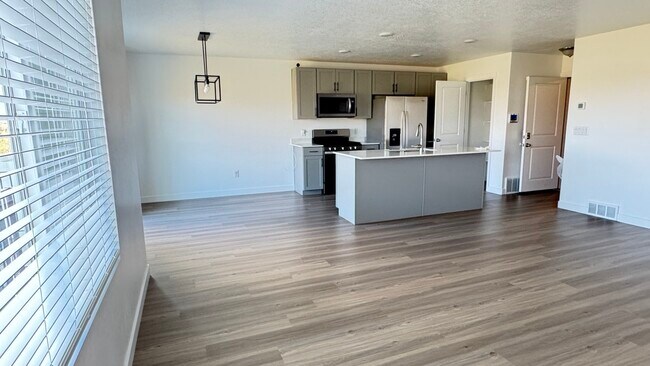 Building Photo - 404 Grassland Dr