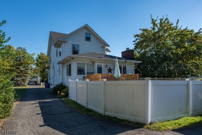 Building Photo - 176 Grove Ave