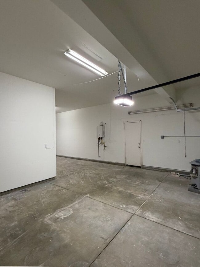 Building Photo - Northwest Bakersfield Gated Home