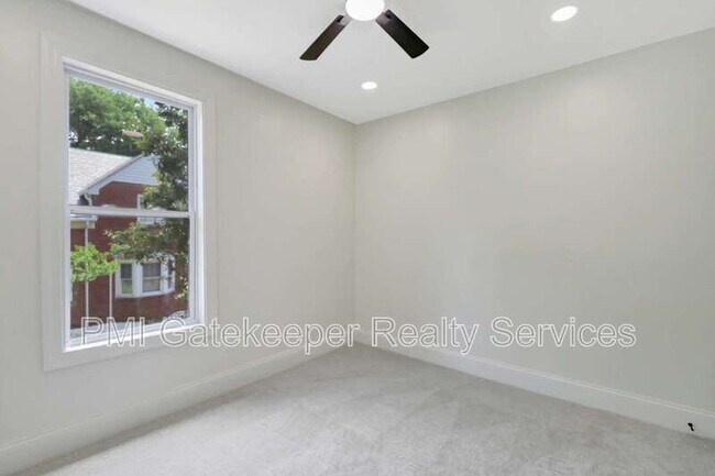 Building Photo - 3020 Daytona Ave