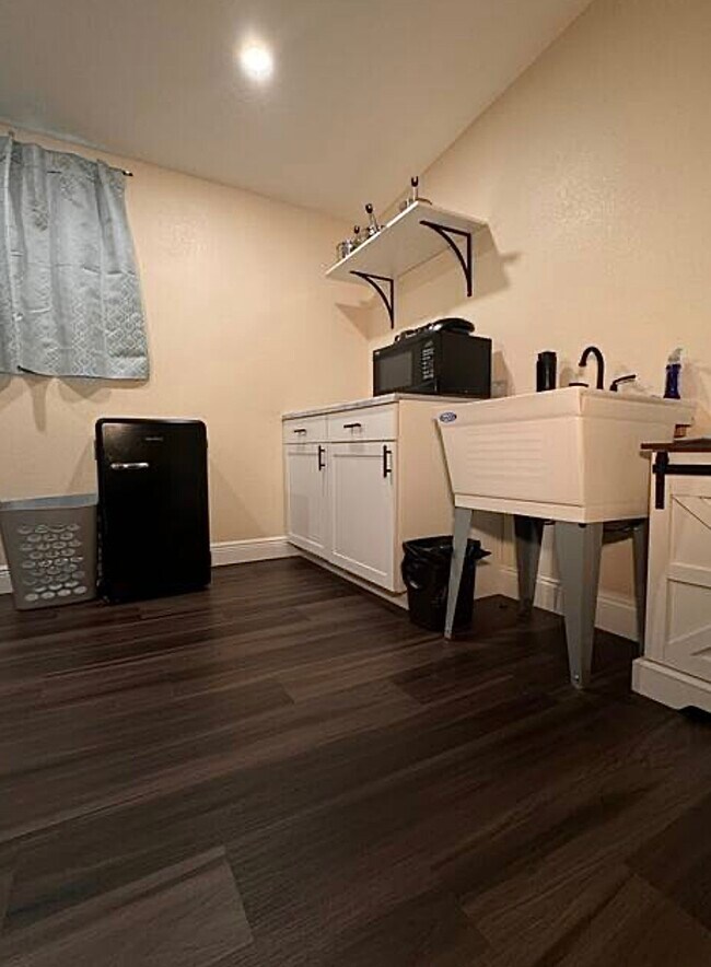 Building Photo - 1265 Aquarius Ave