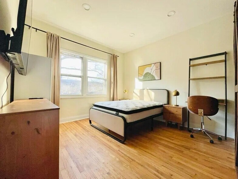 Building Photo - Furnished room/NOT APARTMENT