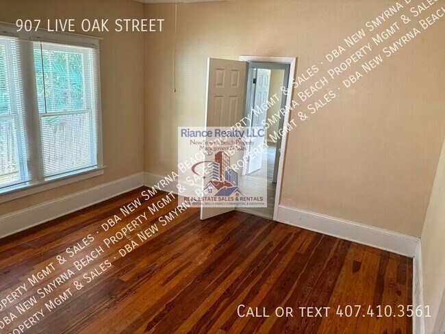 Building Photo - 907 Live Oak St