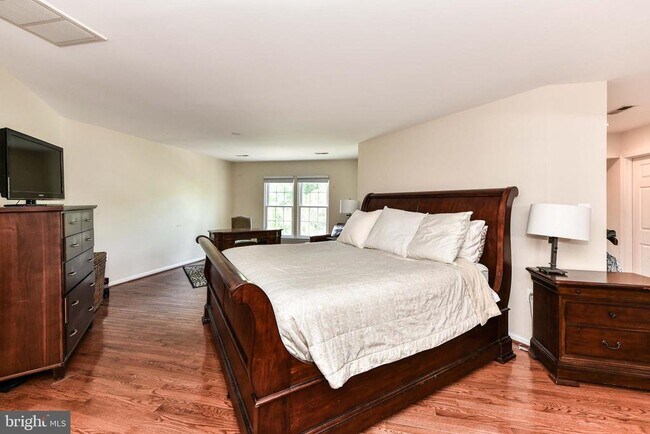 Building Photo - 641 Meade Dr SW