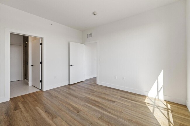Building Photo - 4315 S Congress Ave