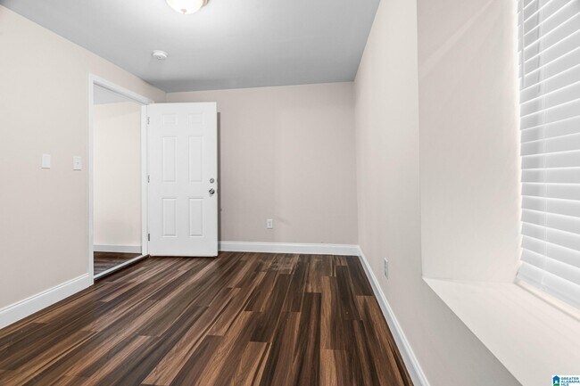 Building Photo - 528 10th Ct W