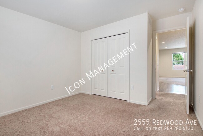 Building Photo - 2555 Redwood Ave