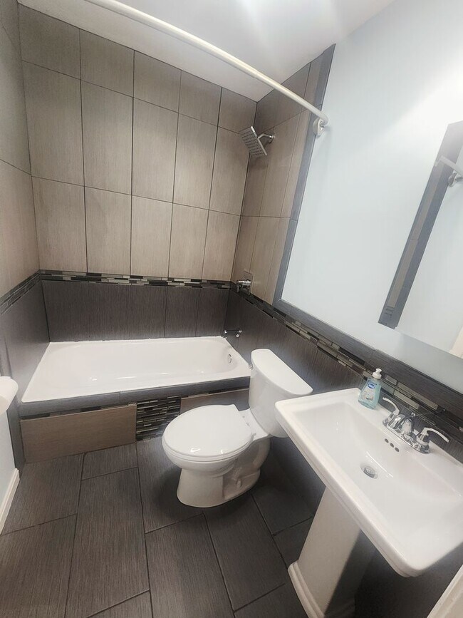Building Photo - Beautiful 3 bedroom 2 full bath with garag...