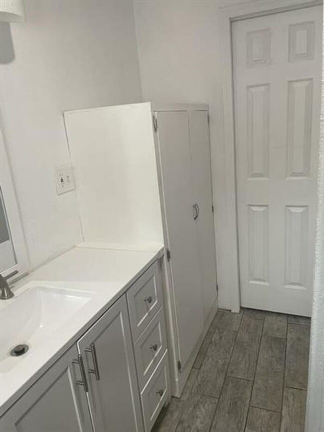 Building Photo - Cute 2 Bedroom Cottage.  Minutes to UofA