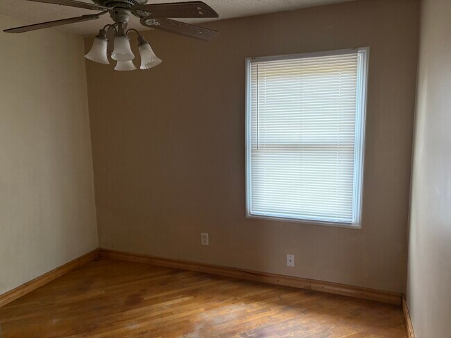 Building Photo - 423 Kirkcaldy Ct