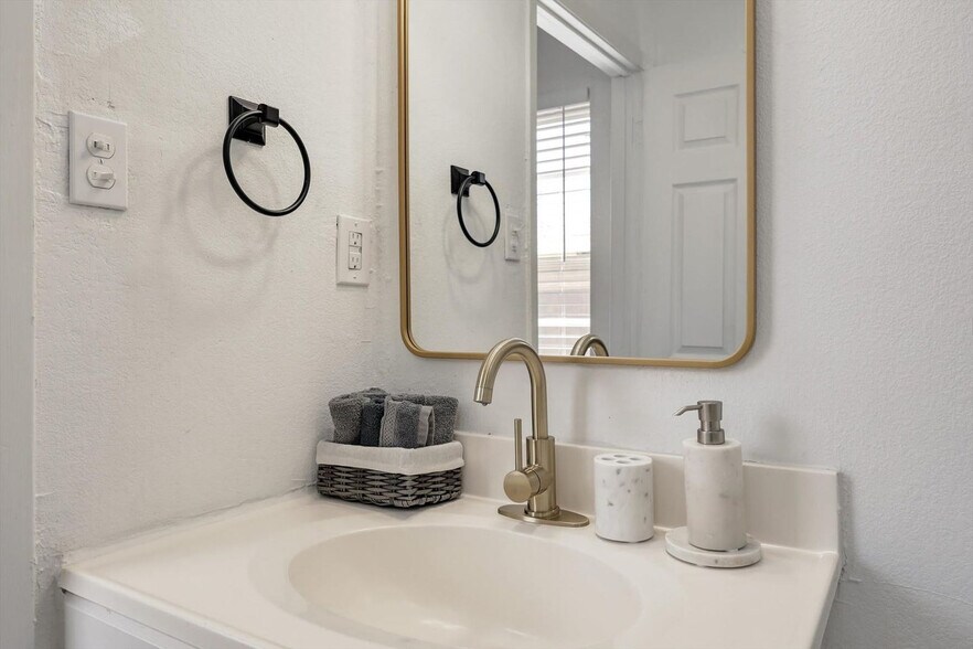 Building Photo - 7920 Limerick Ln