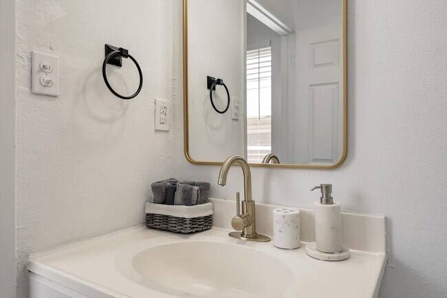 Building Photo - 7920 Limerick Ln