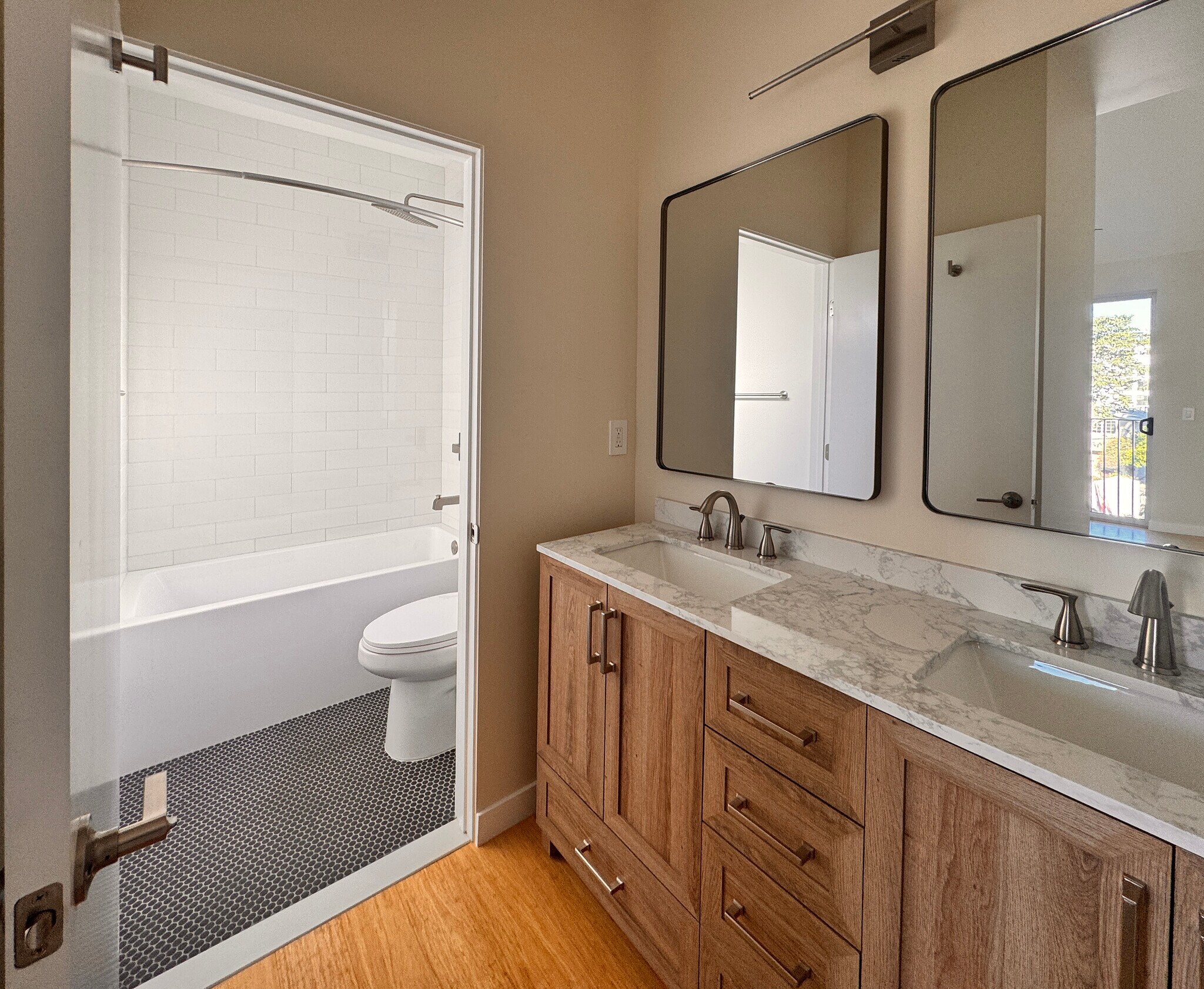 Building Photo - 1210 1/2 Manzanita St