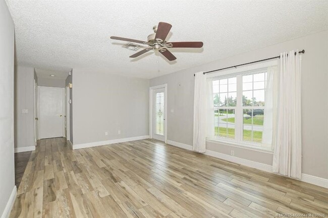 Building Photo - 1365 SW Gastador Ave